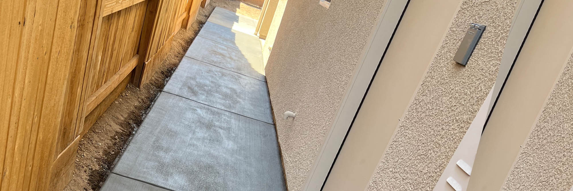 a sidewalk on the side of the house, connecting the front yard and back yard in fresno, california